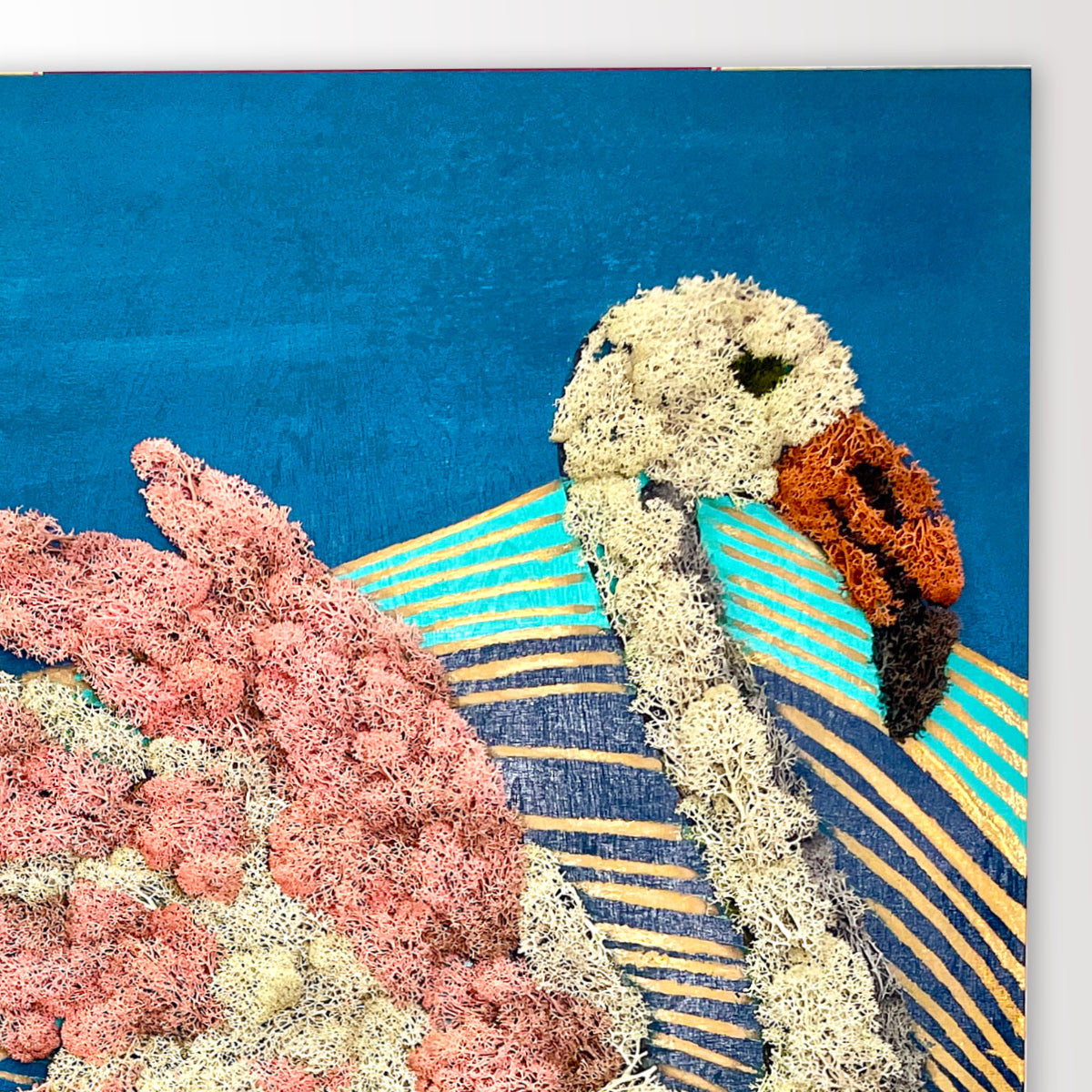 Moss decorations round "Flamingo", wall art made of colored moss with a gold-tone background